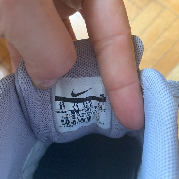 Excellent condition grey white Nike Air Sneakers 6 Youth or 7.5 in women’s - Picture 7 of 8